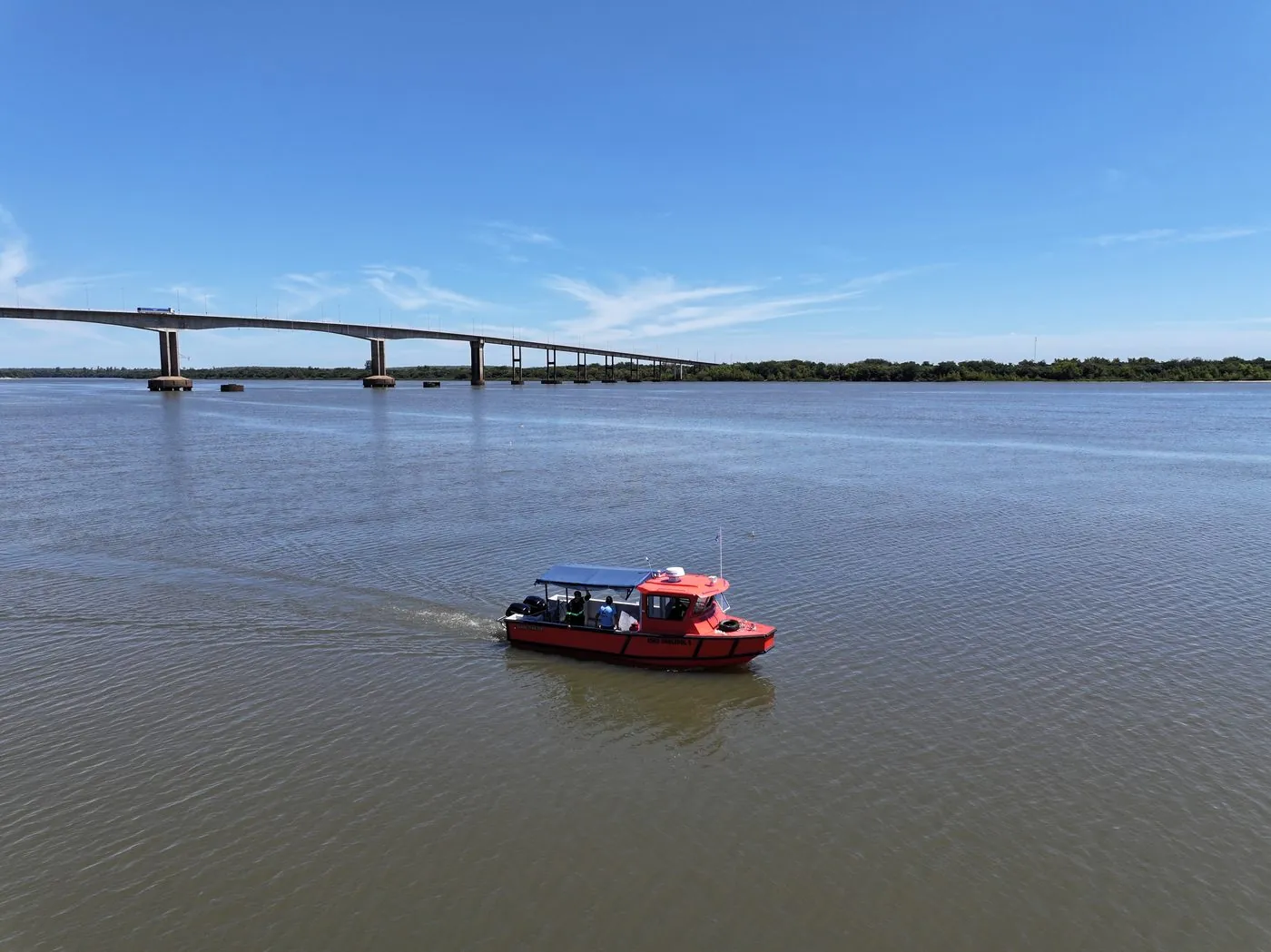 Lancha de respuesta operando sobre el río junto al puente internacional