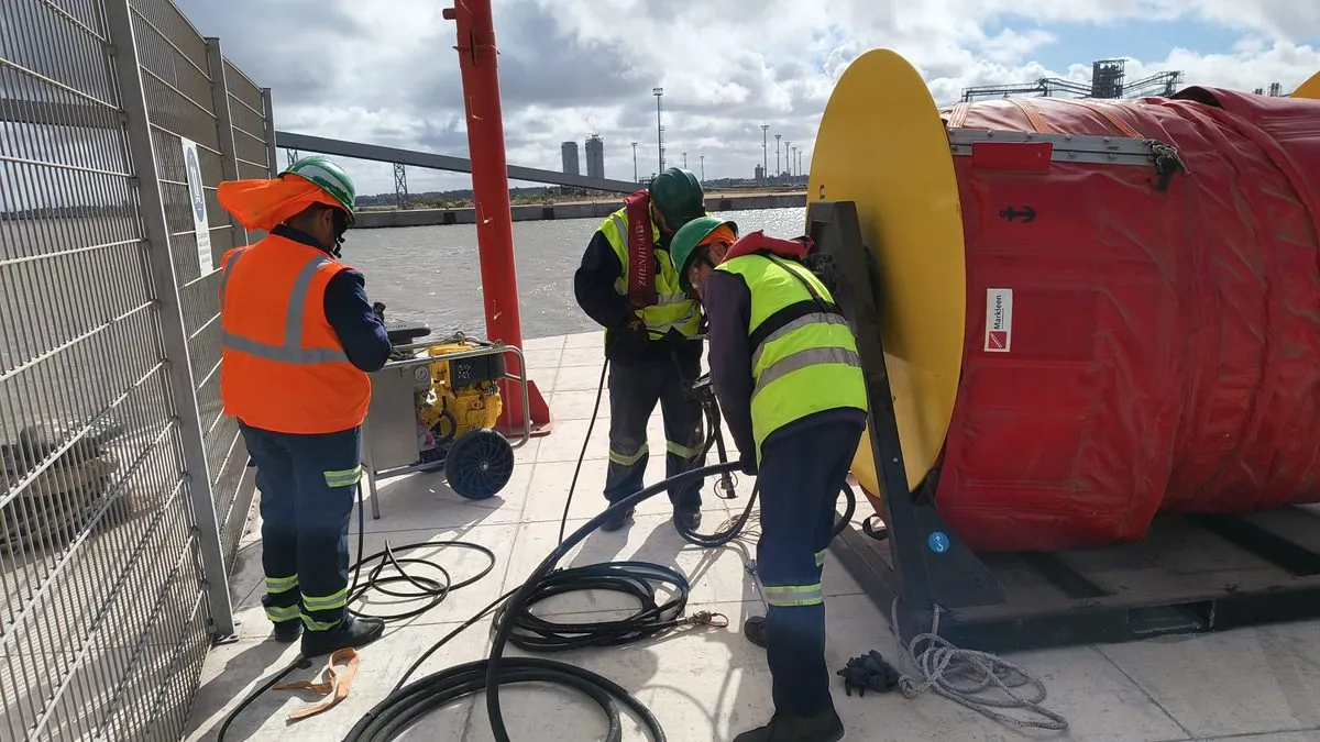 Equipo de Dangerol en operación sobre la costa