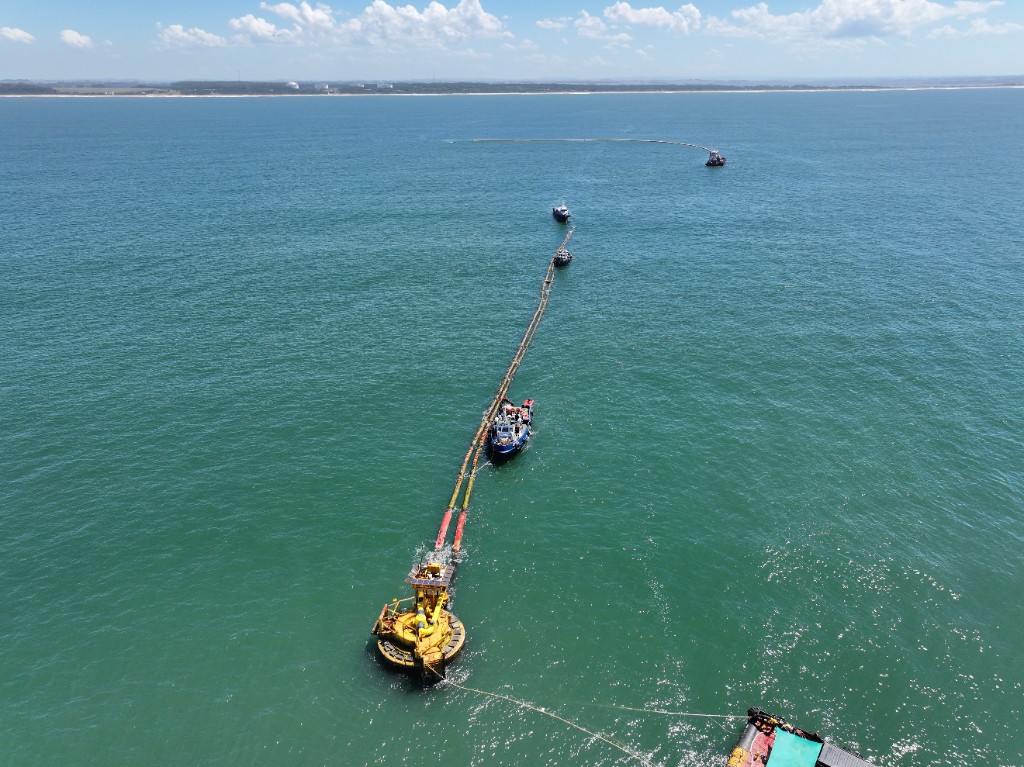 Containment boom deployment in open sea