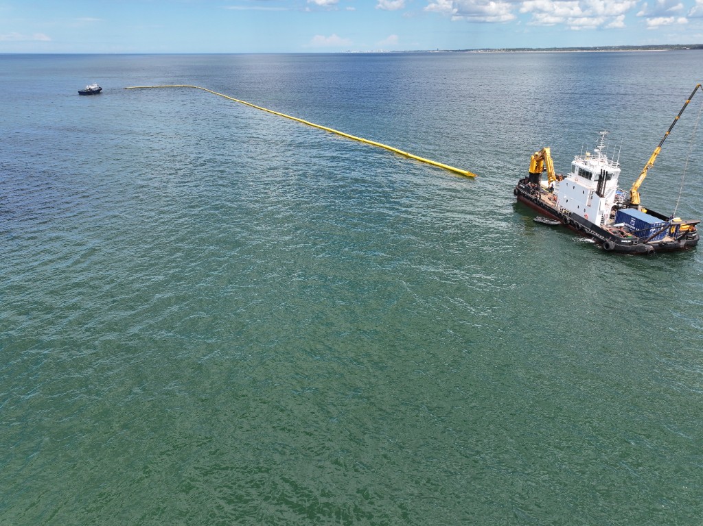 Maritime containment line with support vessels